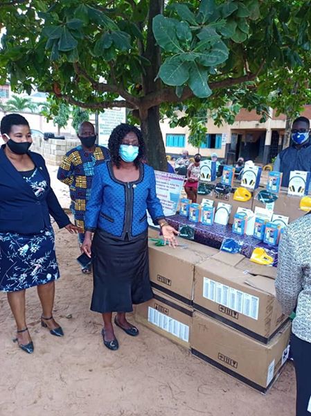 LASG Distributes Mobile Phones, Radio Devices for Virtual Learning (Photos)