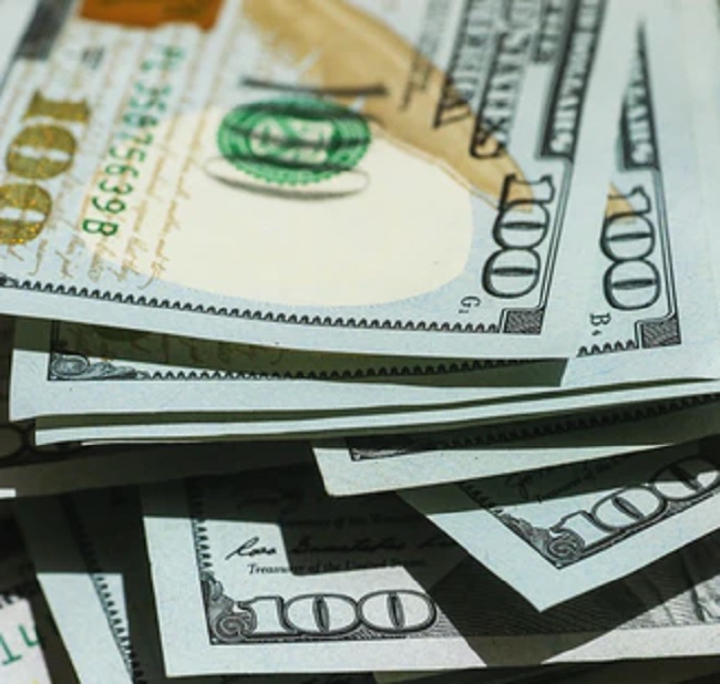Oil and precious metals awakens as dollar weakens