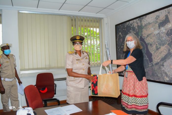IITA strengthens relations with the Nigerian Immigration Service