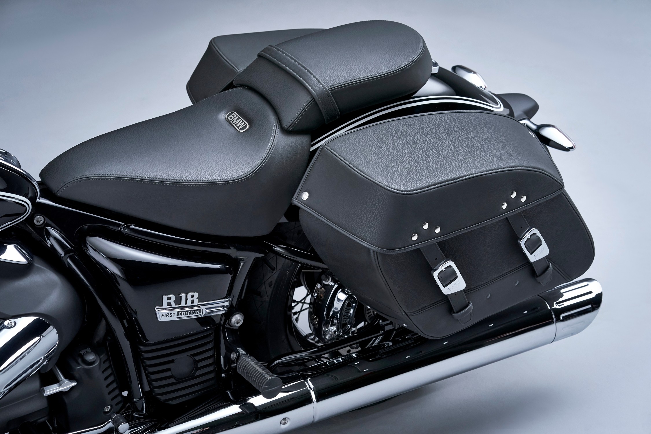 The new BMW R 18 Classic and the new BMW R 18