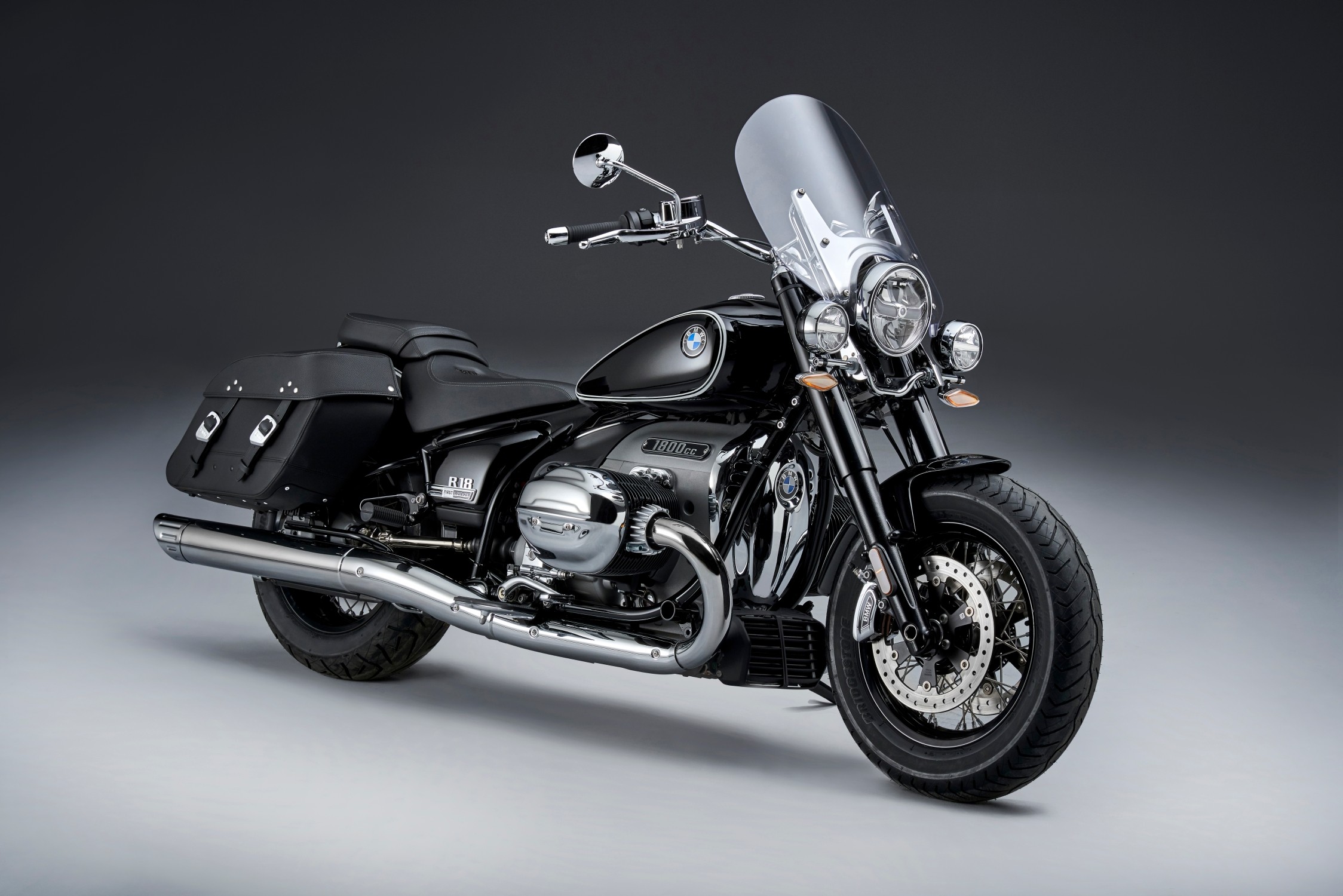 The new BMW R 18 Classic and the new BMW R 18