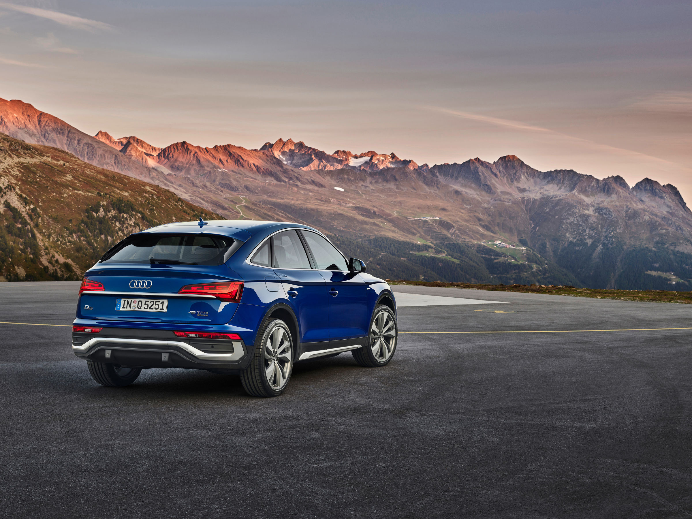 Sporty, practical and elegant: The Audi Q5 Sportback and the SQ5 Sportback TDI