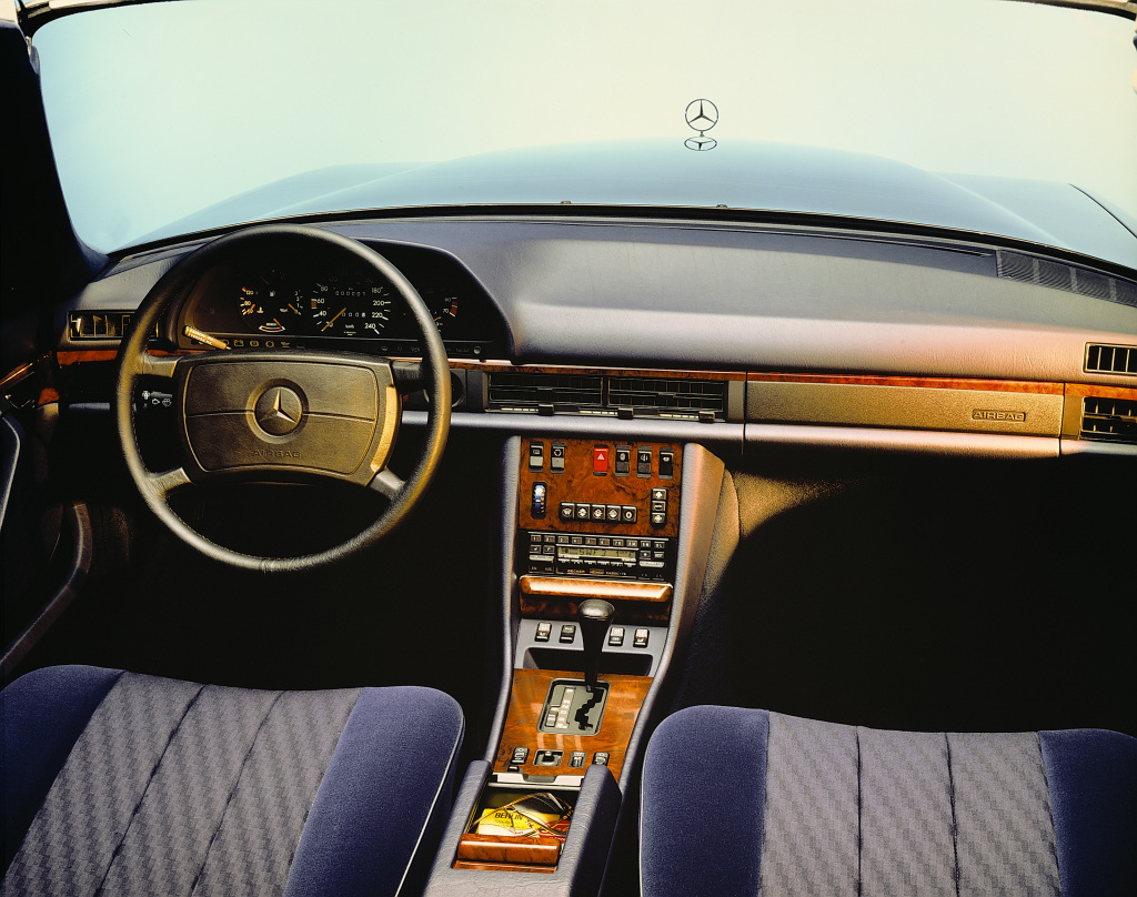 Vor 40 Jahren: Mercedes-Benz bringt Fahrerairbag und Gurtstraffer in die Serie40 years ago: Mercedes-Benz launched the driver’s airbag and seat belt tensioner in series production