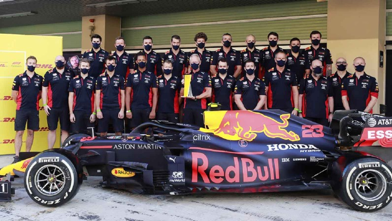 DHL presents awards to world champion Lewis Hamilton and Aston Martin Red Bull Racing for record times Brandspurng1