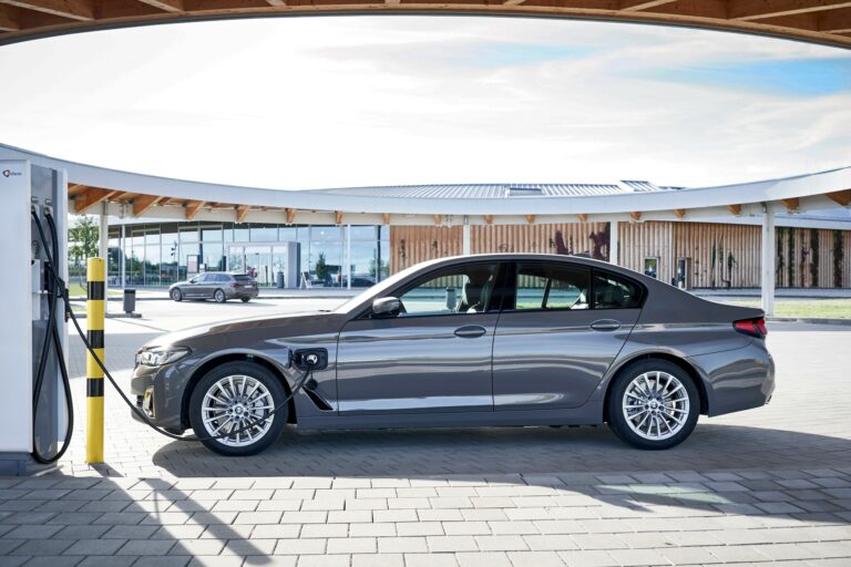 New entry-level models with plug-in hybrid drive for the BMW 3 Series and BMW 5 Series