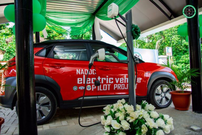 FG Unveils Solar-Powered Electric Vehicle Charging Station In Lagos
