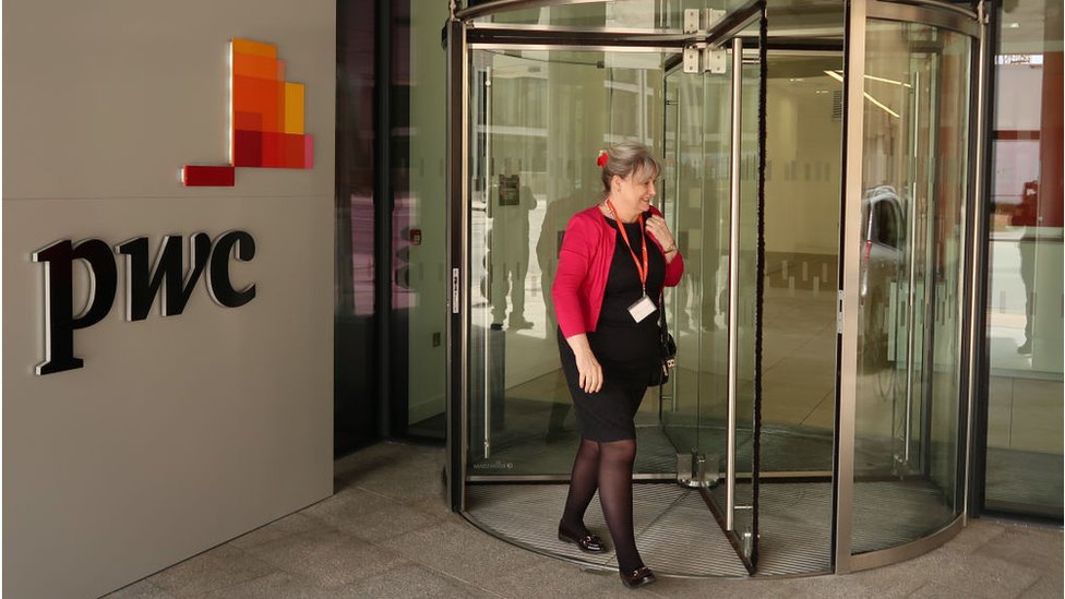 PwC tells new staff they can choose what hours to work - BBC News