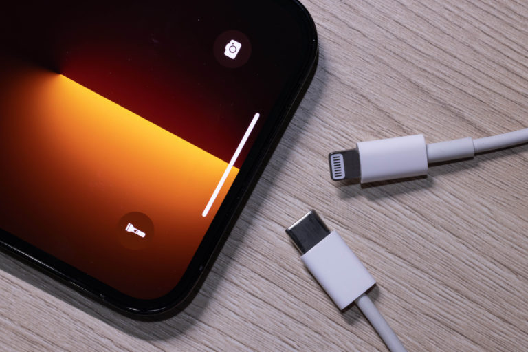 Wall Street Breakfast: Universal Charging