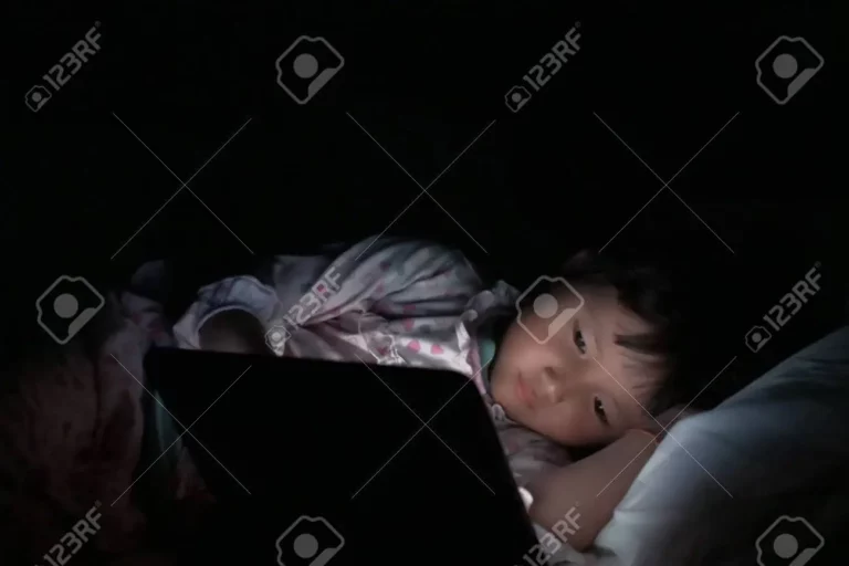 Why You Should Not Give Smartphones To Your Children Before Bedtime
